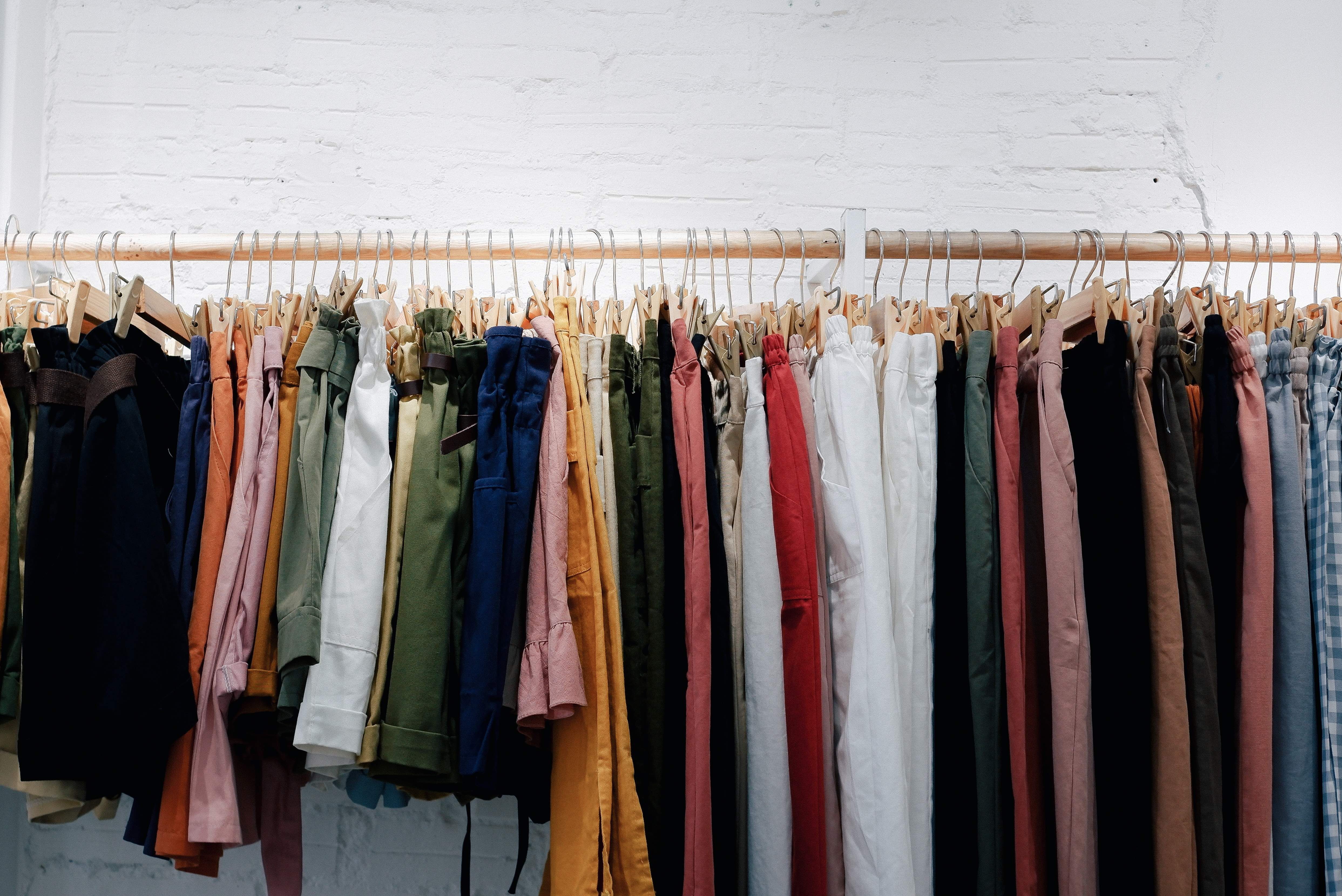 Altkleider sammeln im Büro bei Avocadostore - dem nachhaltigen Onlineshop, die den Deutschen Nachhaltigkeitspreis in der Kategorie „Textileinzelhandel“ gewonnen haben!