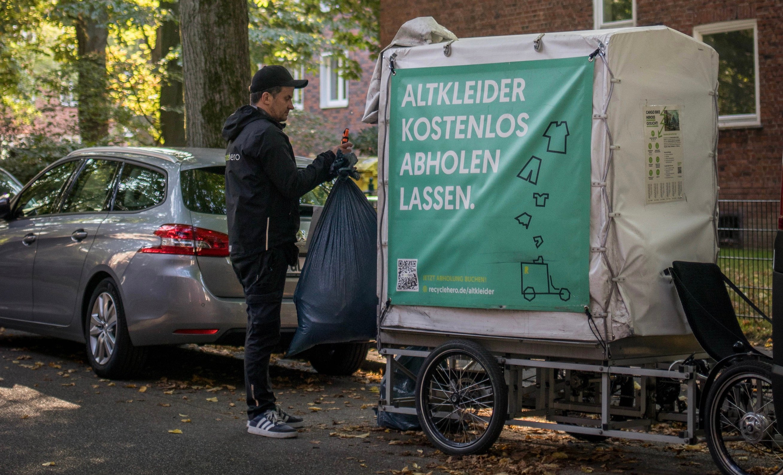 recyclehero holt auf dem Lastenrad deine Altkleider ab.