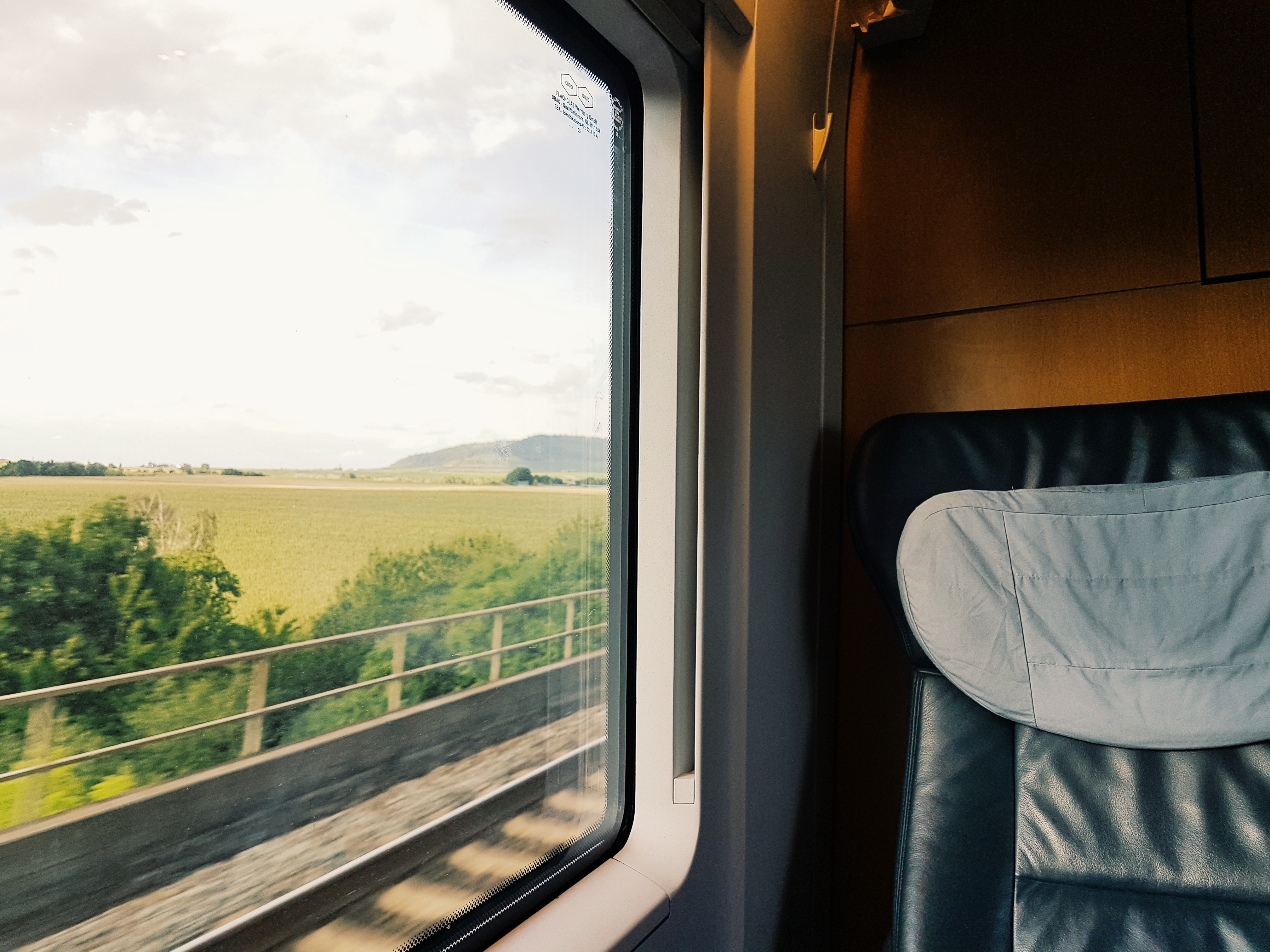 Eine nachhaltige CSR-Maßnahme sind umweltfreundliche Geschäftsreisen mit dem Zug.